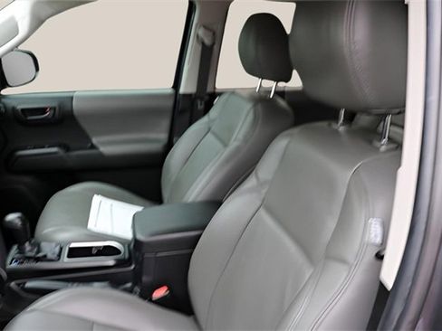 Used 2022 Toyota Tacoma TRD Sport image 12