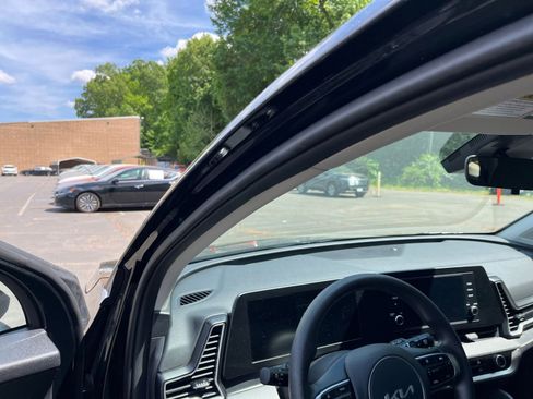 Used 2025 Kia Sportage LX image 33