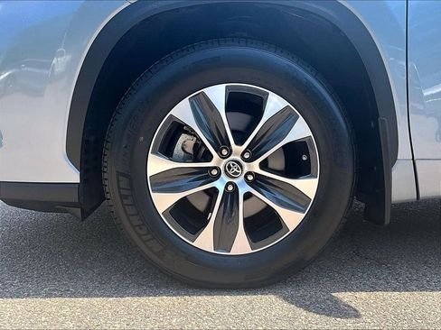 Certified 2021 Toyota Highlander XLE AWD/4WD image 7