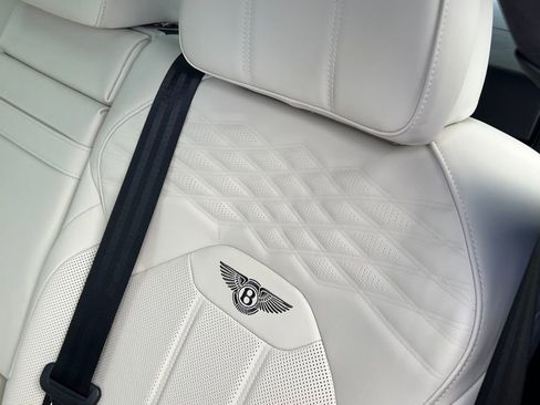 Used 2025 Bentley Bentayga image 50