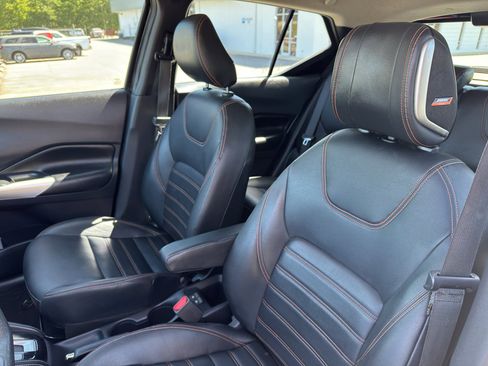 Used 2019 Nissan Kicks SR w/ SR Premium Package FWD image 8