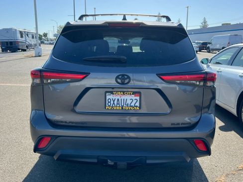 Used 2021 Toyota Highlander XLE AWD/4WD image 5