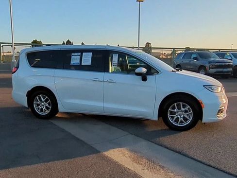 Used 2023 Chrysler Pacifica Touring-L FWD image 9
