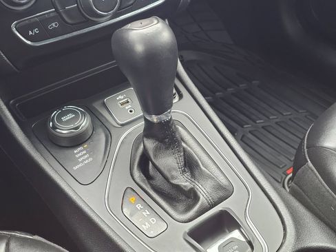 Used 2019 Jeep Cherokee Latitude Plus AWD/4WD image 27