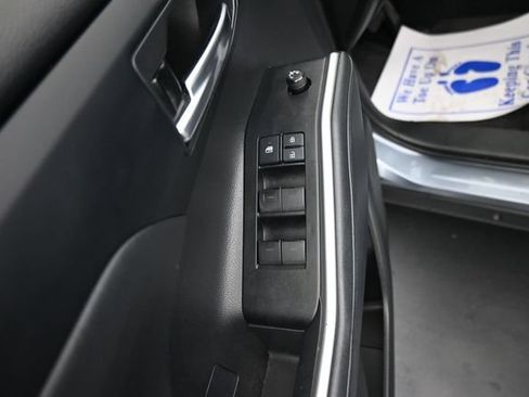 Used 2021 Toyota Highlander XLE AWD/4WD image 13