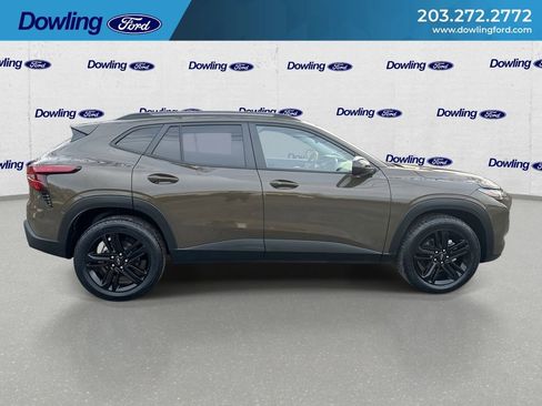 Used 2024 Chevrolet Trax ACTIV w/ Sunroof Package image 9