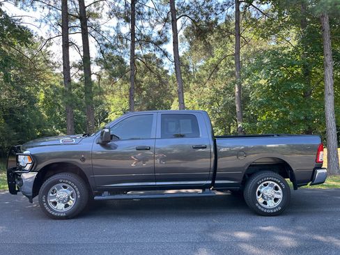Used 2024 RAM 2500 Tradesman w/ Chrome Appearance Group AWD/4WD image 5