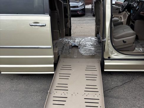 Used 2012 Chrysler Town & Country Touring-L w/ Trailer Tow Group image 17