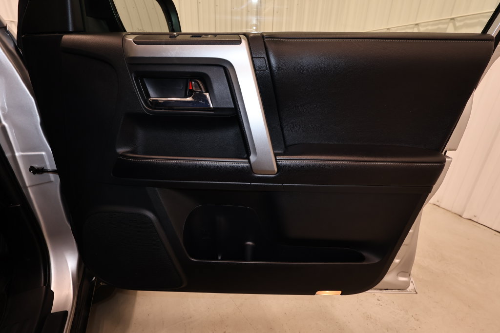 Used 2016 Toyota 4Runner SR5 AWD/4WD image 18