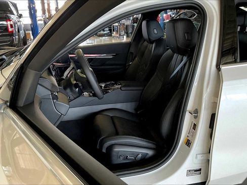 Used 2026 BMW i5 eDrive40 w/ Premium Package image 9