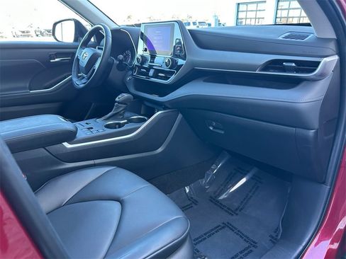 Used 2023 Toyota Highlander XLE image 24