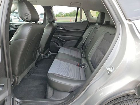 Used 2025 Chevrolet Trax LT w/ LT Convenience Package FWD image 17
