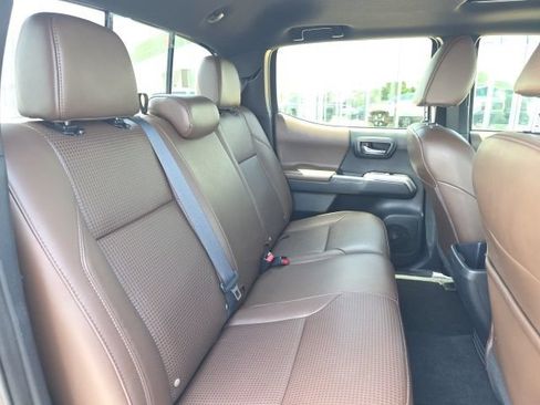 Used 2017 Toyota Tacoma Limited w/ Tow Package AWD/4WD image 10
