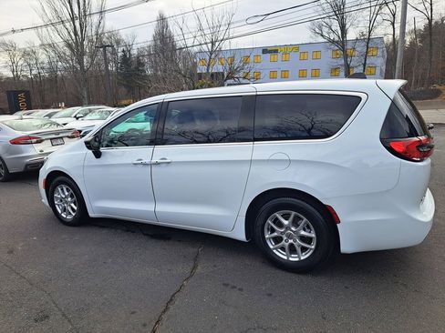 Used 2024 Chrysler Pacifica Touring-L image 3
