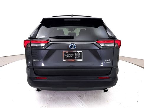Used 2022 Toyota RAV4 XLE Premium AWD/4WD image 17