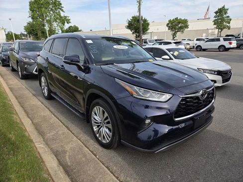 Used 2023 Toyota Highlander Platinum AWD/4WD image 2