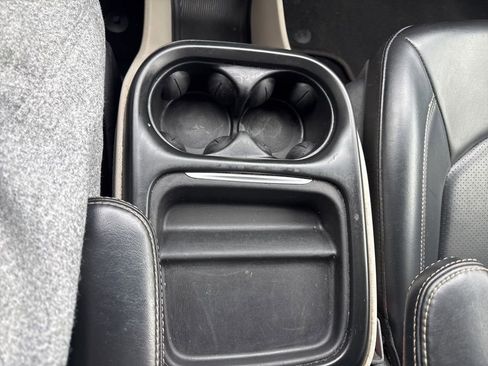 Used 2020 Chrysler Voyager Lxi image 26