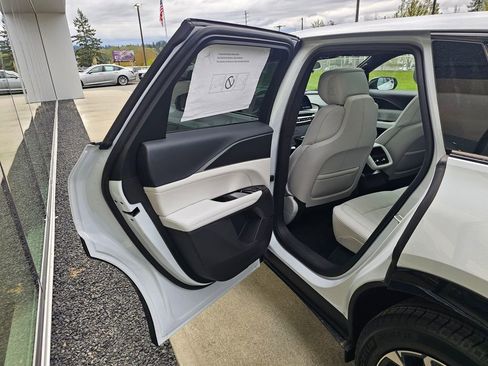 New 2026 Cadillac Lyriq Sport w/ LPO, Floor Liner Package AWD/4WD image 15