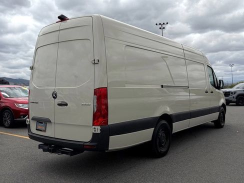 Used 2024 Mercedes-Benz Sprinter 2500 image 8