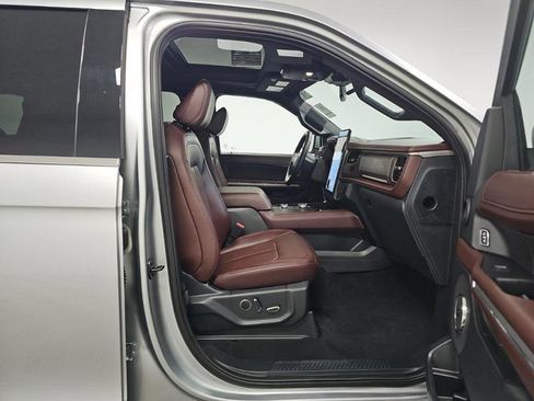 Used 2024 Ford Expedition Limited AWD/4WD image 3