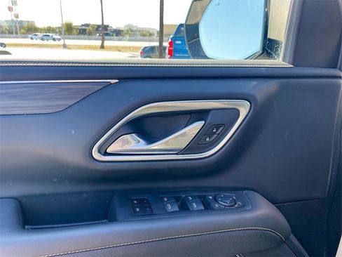 Used 2024 GMC Yukon XL SLT w/ SLT Luxury Package image 9