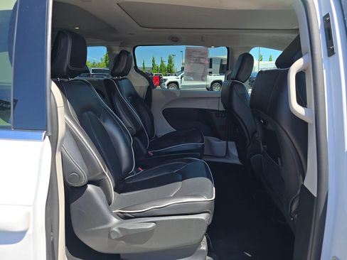 Used 2023 Chrysler Pacifica Limited FWD image 13