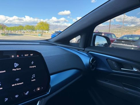 Used 2025 Chevrolet Equinox EV LT image 40