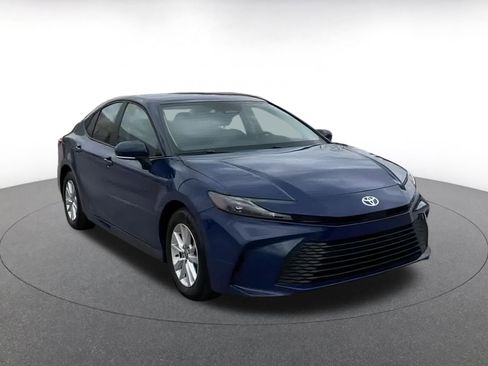 Used 2025 Toyota Camry LE image 3