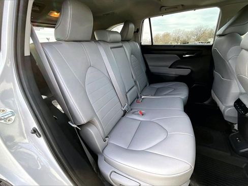 Used 2021 Toyota Highlander XLE image 23