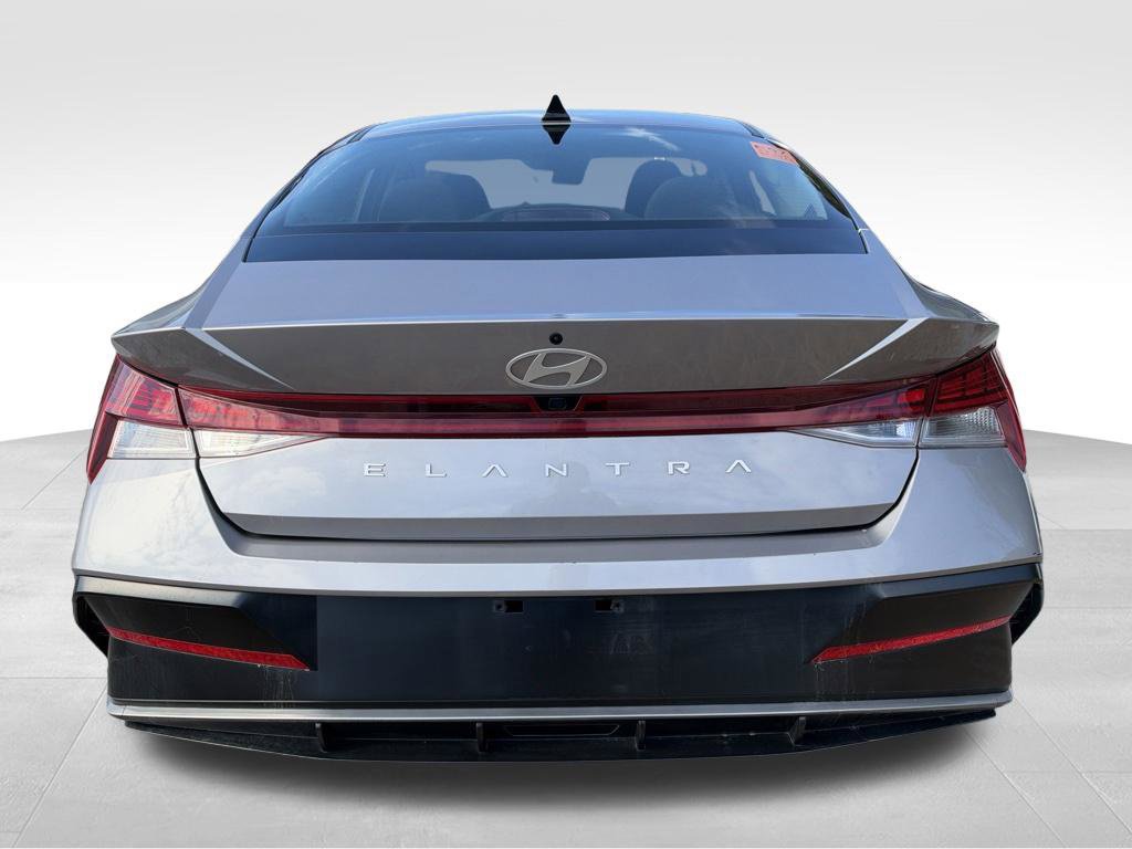 Used 2025 Hyundai Elantra SEL FWD image 8