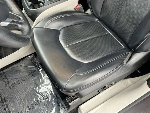 Certified 2020 Chrysler Voyager Lxi FWD image 18