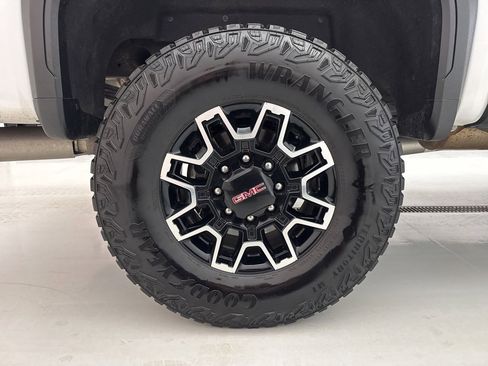 Used 2024 GMC Sierra 2500 AT4X image 18