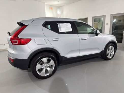 Used 2020 Volvo XC40 T4 Momentum image 14