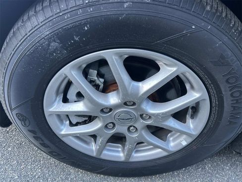 Used 2024 Chrysler Pacifica Touring-L image 9