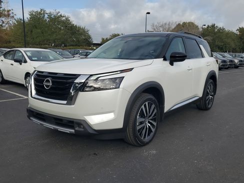 New 2025 Nissan Pathfinder Platinum image 3