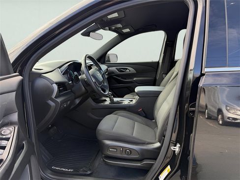 Used 2023 Chevrolet Traverse LT image 17