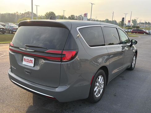 Used 2025 Chrysler Pacifica Select FWD image 6