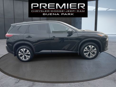 Used 2022 Nissan Rogue SV image 9