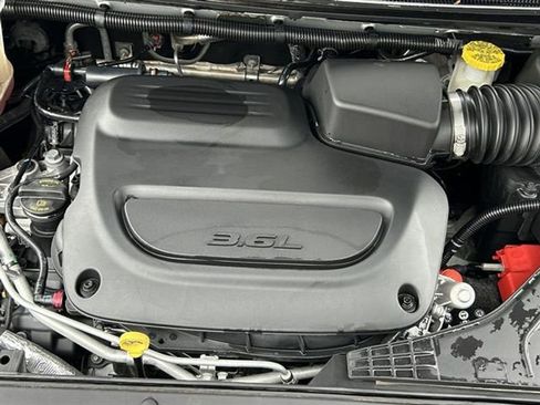 Used 2024 Chrysler Pacifica Touring-L image 25