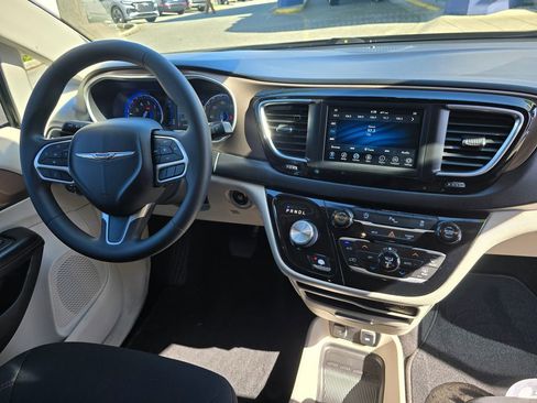 Used 2019 Chrysler Pacifica Touring Plus image 10