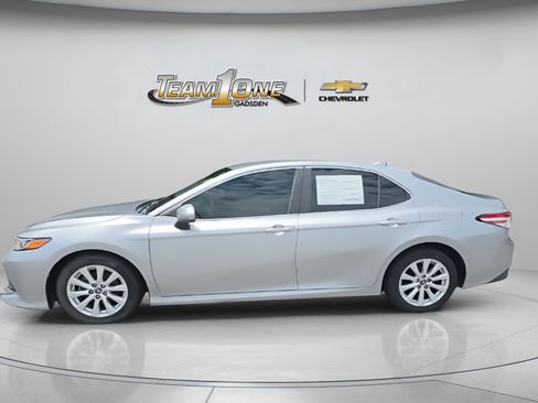 Used 2019 Toyota Camry LE FWD image 5
