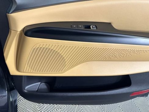 Used 2024 Kia Carnival LX image 29