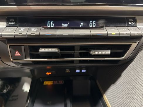 Used 2025 Toyota Camry SE image 31