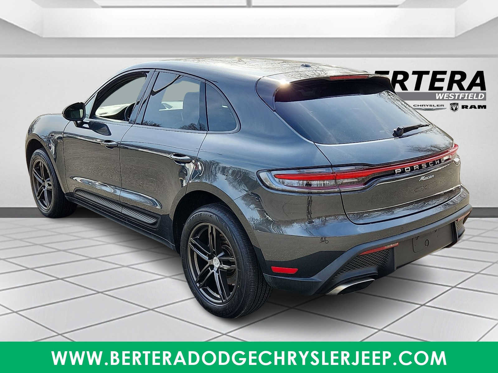 Used 2024 Porsche Macan AWD/4WD image 4