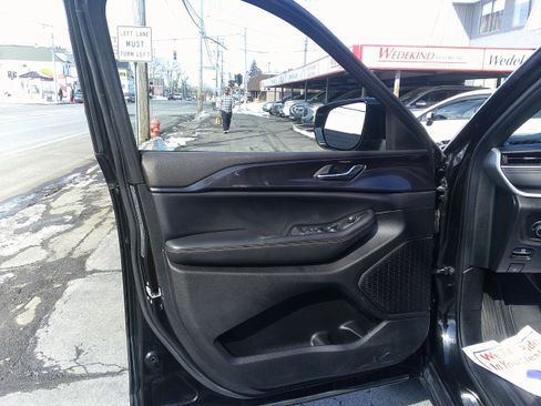 Used 2023 Jeep Grand Cherokee Altitude image 18