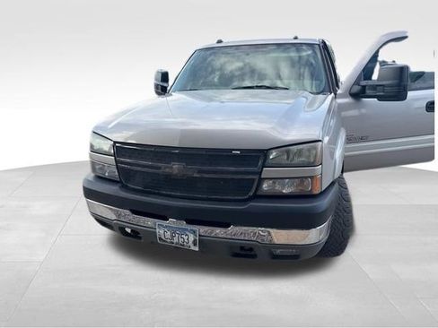 Used 2005 Chevrolet Silverado 2500 LT w/ Heavy-Duty Power Package AWD/4WD image 2
