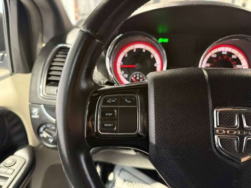 Used 2019 Dodge Grand Caravan SXT FWD image 13