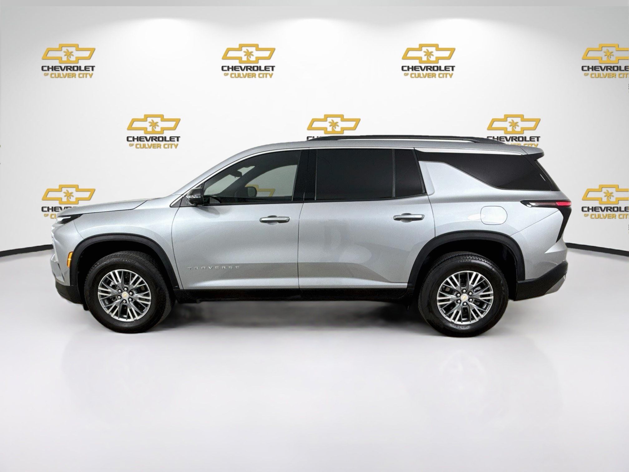 Used 2025 Chevrolet Traverse LT w/ Driver Confidence Package AWD/4WD image 5