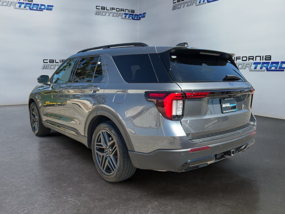 Used 2025 Ford Explorer ST-Line w/ Premium Package RWD image 7