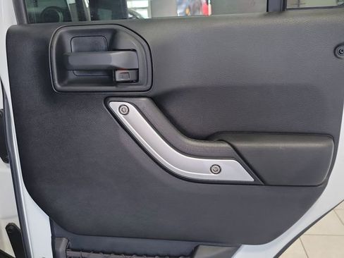 Used 2016 Jeep Wrangler Unlimited Rubicon image 10